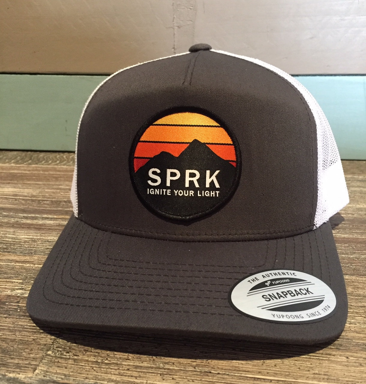 Snapback Trucker | Grey/White