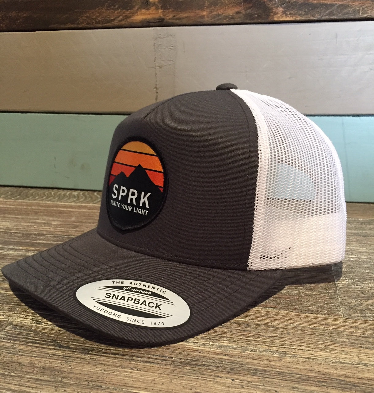Snapback Trucker | Grey/White